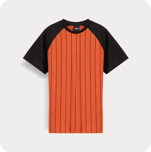 Футболка с полосами на сером фоне