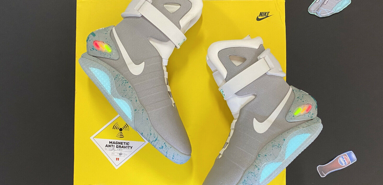 Кроссовки Nike air mag лежат на желтой корбке